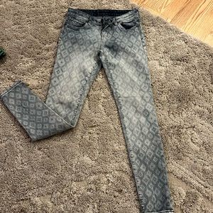 Light wash skinny jeans with pattern